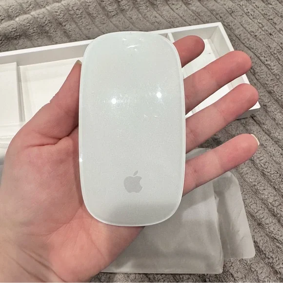 Apple White Magic Keyboard and Mouse Combo - Picture 5 of 8